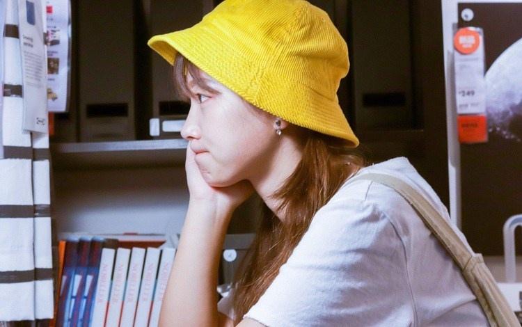 可愛(ài)黃帽子驚艷側(cè)臉女孩水嫩白皙俏皮寫(xiě)真
