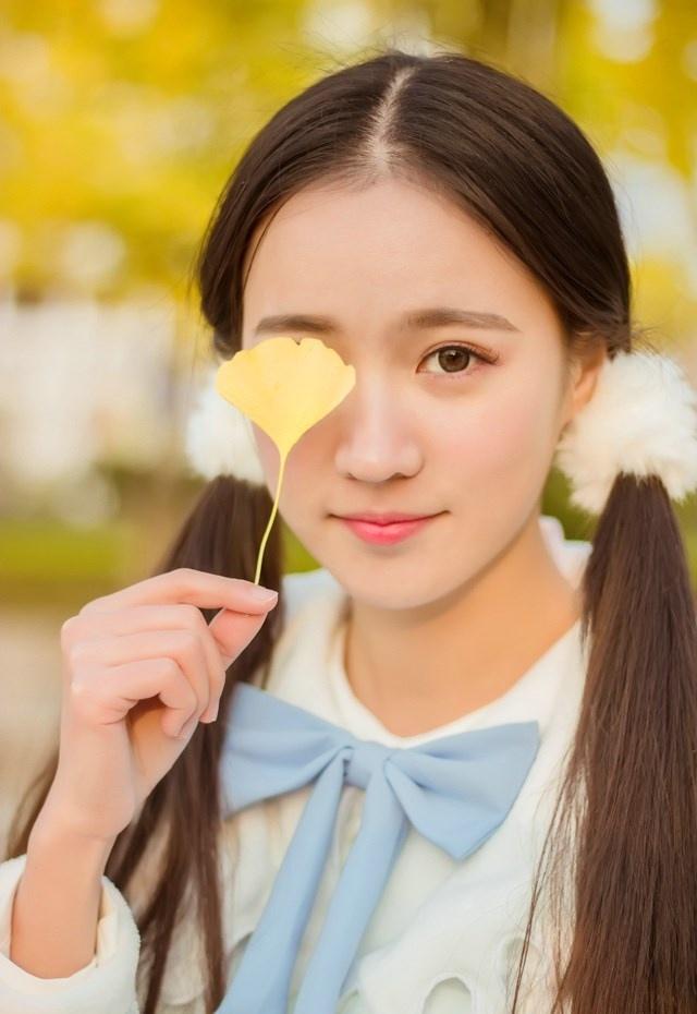 呆萌可愛的雙馬尾長發正妹寫真
