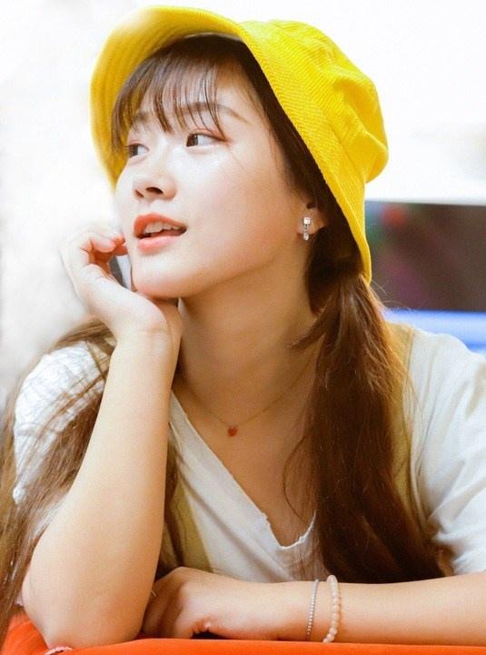 可愛(ài)黃帽子驚艷側(cè)臉女孩水嫩白皙俏皮寫(xiě)真