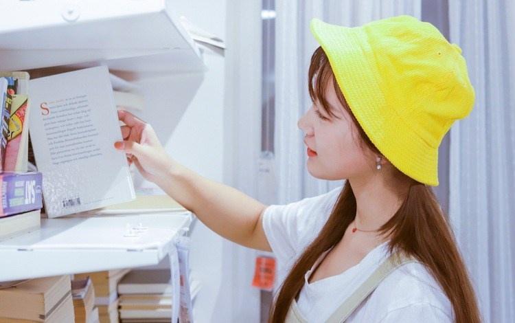 可愛(ài)黃帽子驚艷側(cè)臉女孩水嫩白皙俏皮寫(xiě)真