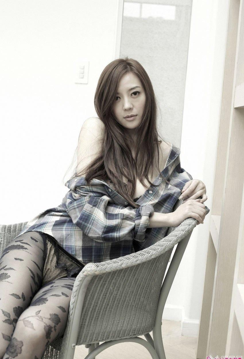 周韋彤性感妖嬈灰色時尚寫真