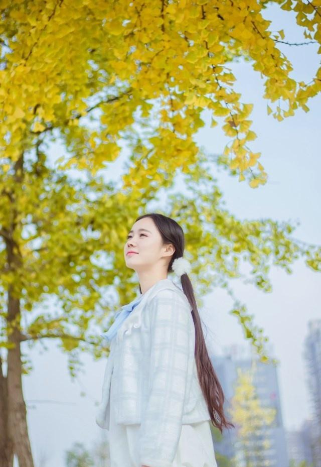 呆萌可愛的雙馬尾長發正妹寫真