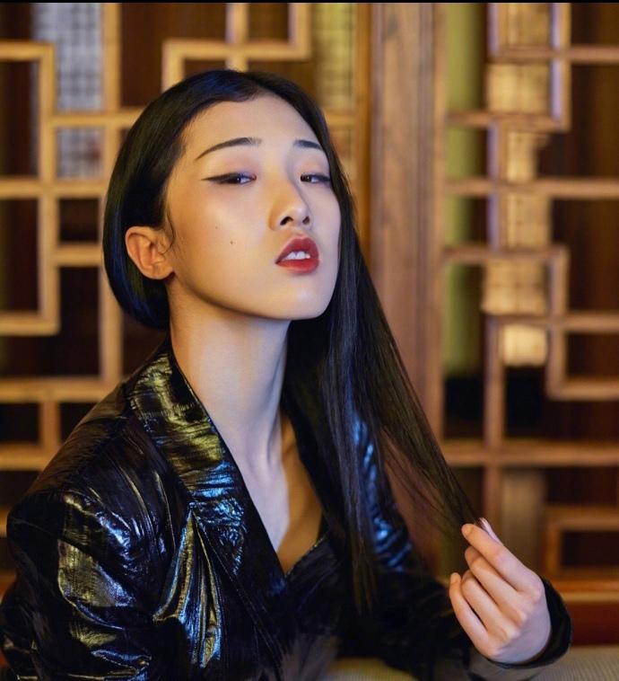 火箭少女101成員孟美岐和yamy拍攝的時尚雜志照片