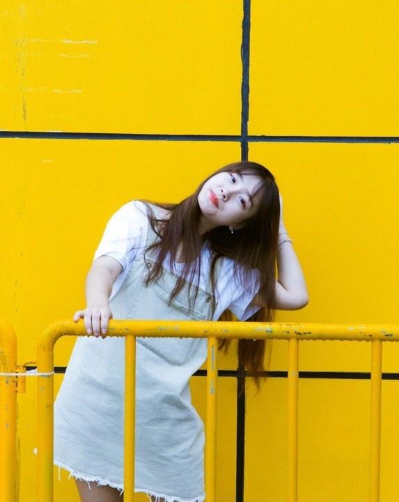 可愛(ài)黃帽子驚艷側(cè)臉女孩水嫩白皙俏皮寫(xiě)真