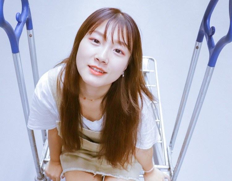 可愛(ài)黃帽子驚艷側(cè)臉女孩水嫩白皙俏皮寫(xiě)真