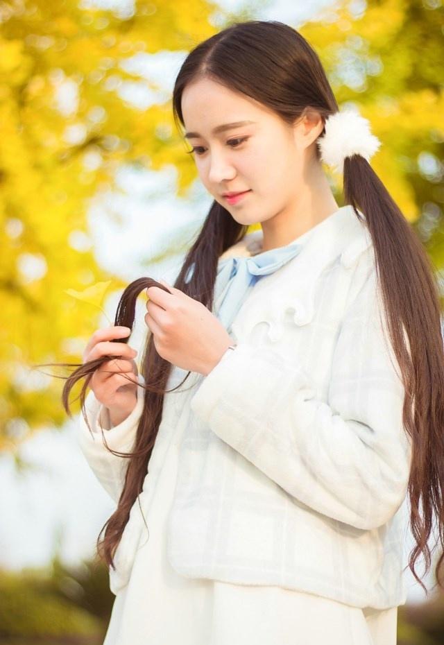 呆萌可愛的雙馬尾長發正妹寫真