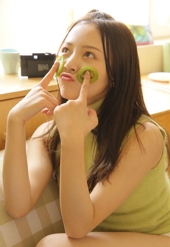 長(zhǎng)腿美女可愛(ài)蘋(píng)果頭毛衣超短褲私房時(shí)尚寫(xiě)真圖片