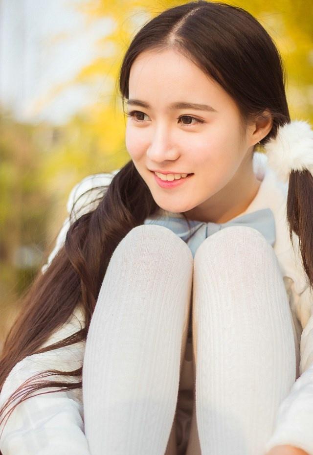 呆萌可愛的雙馬尾長發正妹寫真