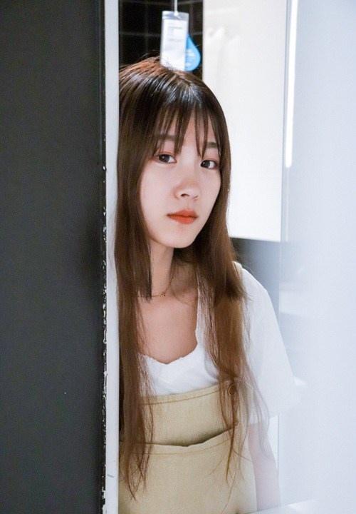 可愛(ài)黃帽子驚艷側(cè)臉女孩水嫩白皙俏皮寫(xiě)真