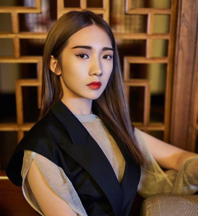 火箭少女101成員孟美岐和yamy拍攝的時尚雜志照片
