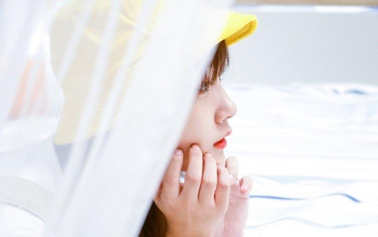 可愛(ài)黃帽子驚艷側(cè)臉女孩水嫩白皙俏皮寫(xiě)真