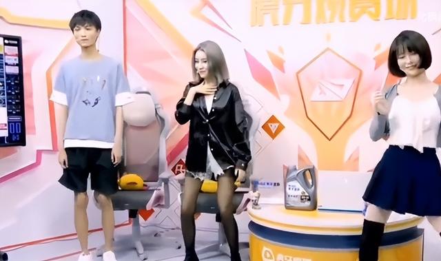 LOL北楓直播生涯名場(chǎng)面，和黑絲美女一起跳舞，他真的開(kāi)始慌了