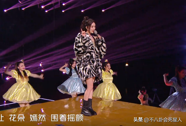 26位女星跨年斗艷：楊冪短裙裹貂，娜扎緊身亮片，個(gè)個(gè)出狠招