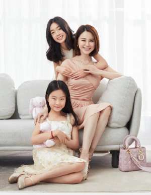 女人裸下部圖(她是佟大為的妻子，今穿裸粉色連衣裙嫩如少女，同框女兒更像姐妹)