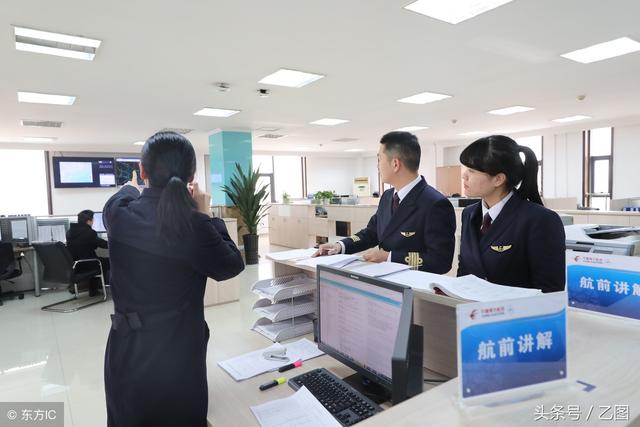 24歲美女駕民航客機一周飛四趟，從不穿裙子，第一次飛行滿手是汗