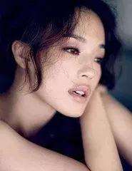 美女裸體寫真(19歲被迫，拍出全裸寫真，20歲一脫成名，性感女神的舒淇成長之路)