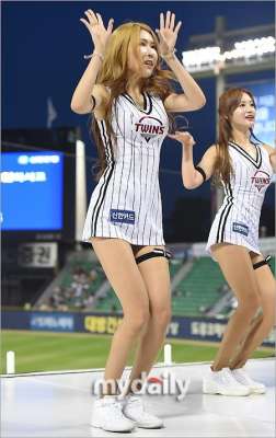韓國美女性感熱舞(「MD PHOTO」性感啦啦隊女郎熱舞助陣韓國 職業(yè)棒球比賽)