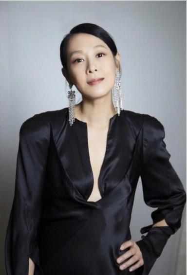 51歲劉若英一襲“陰溝裙”好撩人，氣質優雅如少女，讓人不敢直視