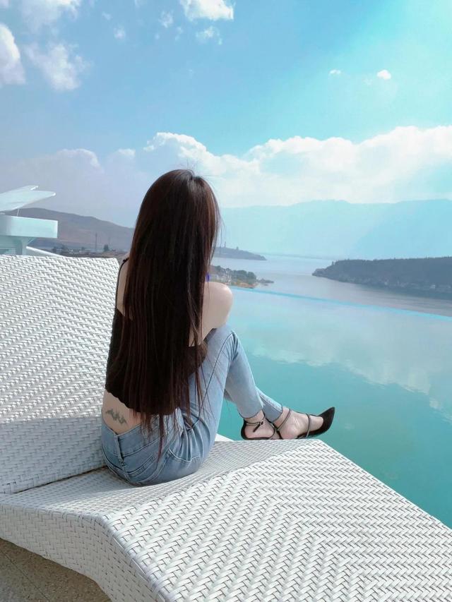 超漂亮美女穿搭緊身牛仔褲 身材完美展示