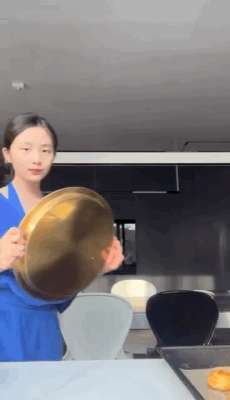 低胸裝美女(16歲多多“低胸裝”引熱議，被評論區嚇到了)
