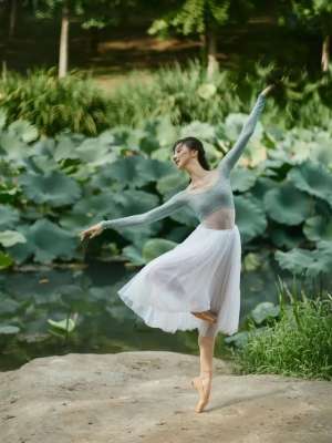 芭蕾美女(美女芭蕾舞藝術寫真美照，荷塘翩翩起舞的仙女，藝術與自然的結合)