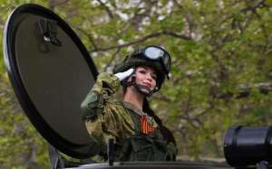 俄羅斯女人圖片(比鋼鐵武器更加吸引鏡頭，俄羅斯女兵用美麗和迷人的微笑征服世界)