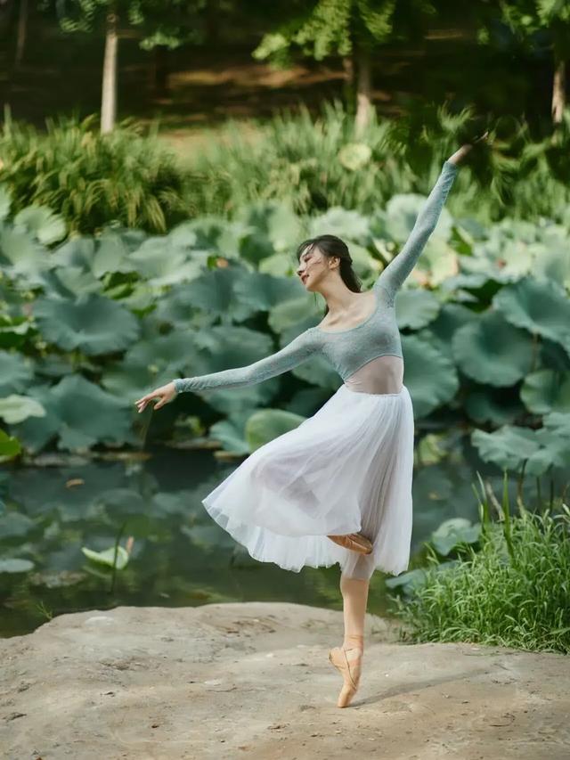美女芭蕾舞藝術寫真美照，荷塘翩翩起舞的仙女，藝術與自然的結合