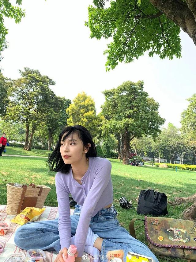 歐陽娜娜只是短暫地做了一下BM女孩,但這件打底衫她會愛很久