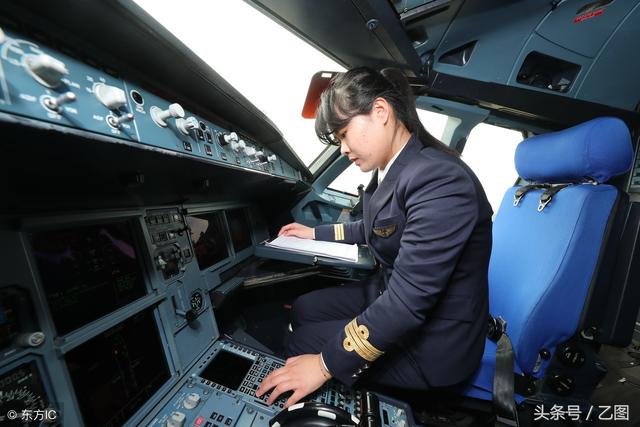 24歲美女駕民航客機一周飛四趟，從不穿裙子，第一次飛行滿手是汗
