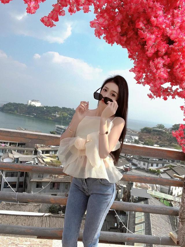 超漂亮美女穿搭緊身牛仔褲 身材完美展示
