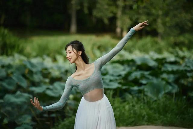 美女芭蕾舞藝術寫真美照，荷塘翩翩起舞的仙女，藝術與自然的結合