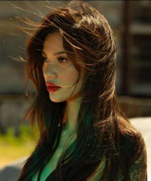 亞裔美女(畫家的女模特？性感嫵媚的美國亞裔美女Camila Killa)