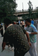 “妹子睡覺把腳伸我這，要給她點教訓嗎？”哈哈哈撓她的腳心才對