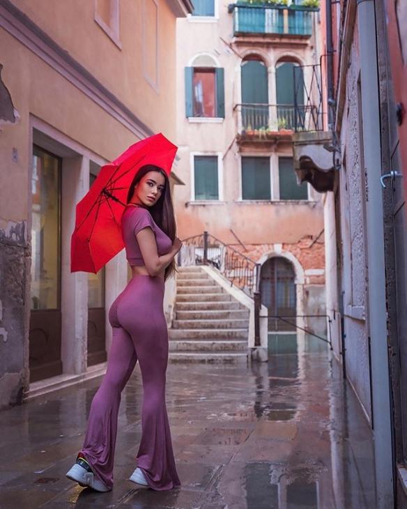 蜜瓜美臀+“胸”猛歐派！意大利辣妹Eleonora性感私照