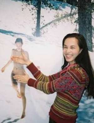 免費(fèi)分享裸持女孩照片(水原希子寫真美照，因在公路上大膽全裸惹爭(zhēng)議被批發(fā)言實(shí)屬有病)