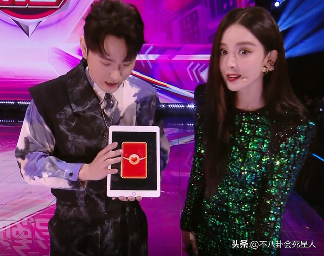 26位女星跨年斗艷：楊冪短裙裹貂，娜扎緊身亮片，個(gè)個(gè)出狠招