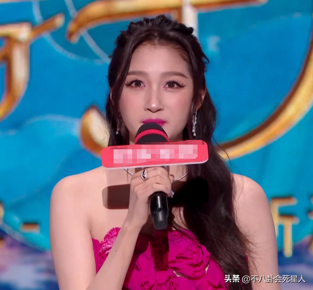 26位女星跨年斗艷：楊冪短裙裹貂，娜扎緊身亮片，個(gè)個(gè)出狠招