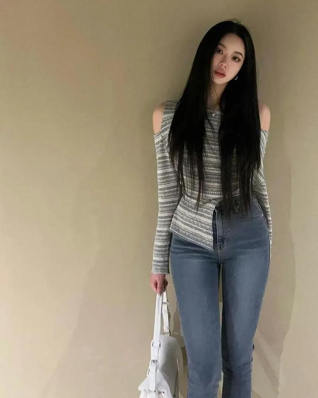 超漂亮美女穿搭緊身牛仔褲 身材完美展示