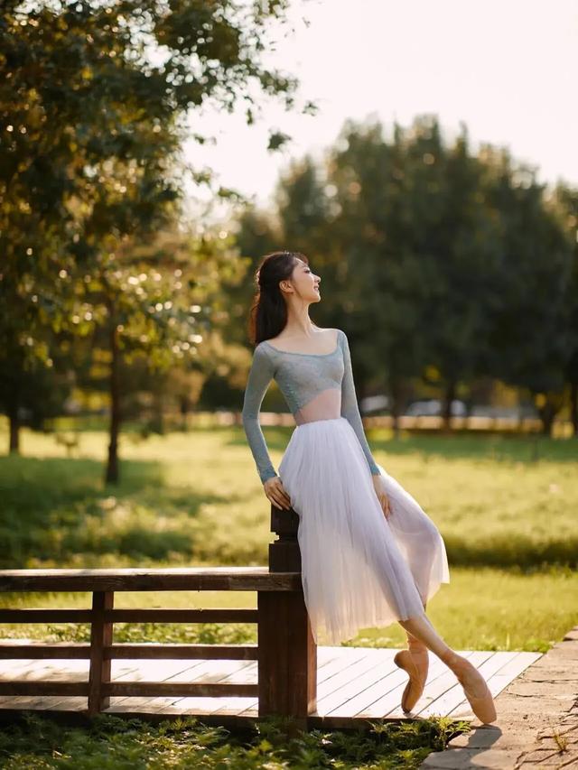美女芭蕾舞藝術寫真美照，荷塘翩翩起舞的仙女，藝術與自然的結合