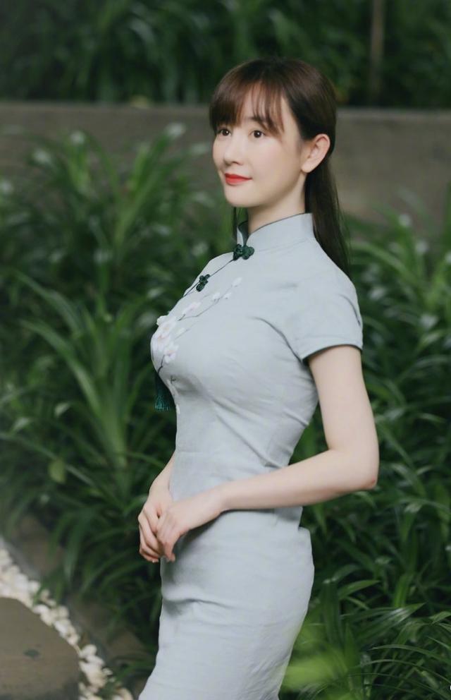 張檬頻繁秀身材?綠色開口泳衣身材一覽無余,穿旗袍堪稱人間尤物