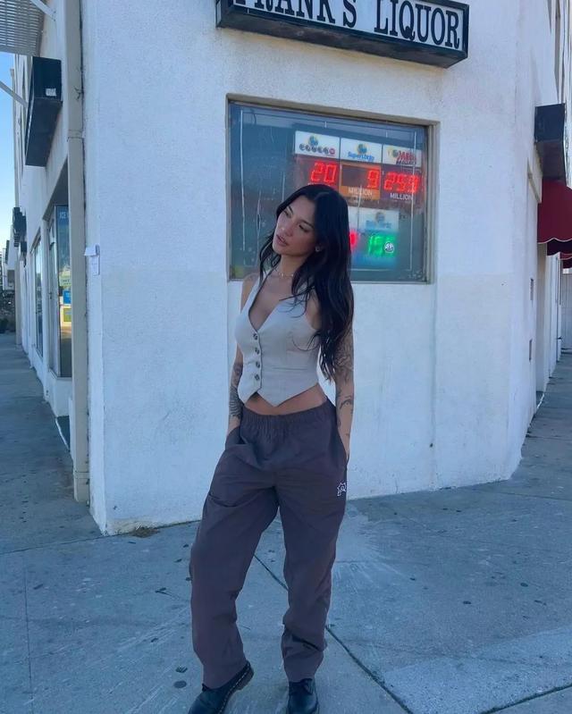 畫家的女模特？性感嫵媚的美國亞裔美女Camila Killa