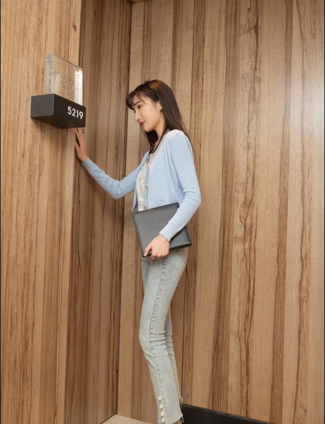 時尚性感的牛仔褲美女，簡單的牛仔褲讓美女穿出了高級的時尚感