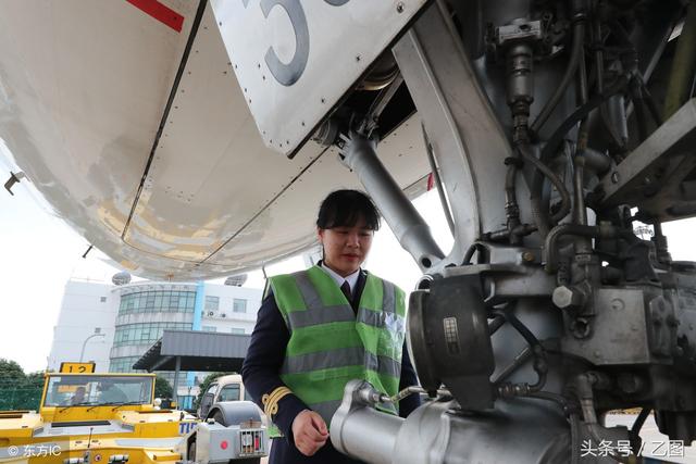 24歲美女駕民航客機一周飛四趟，從不穿裙子，第一次飛行滿手是汗