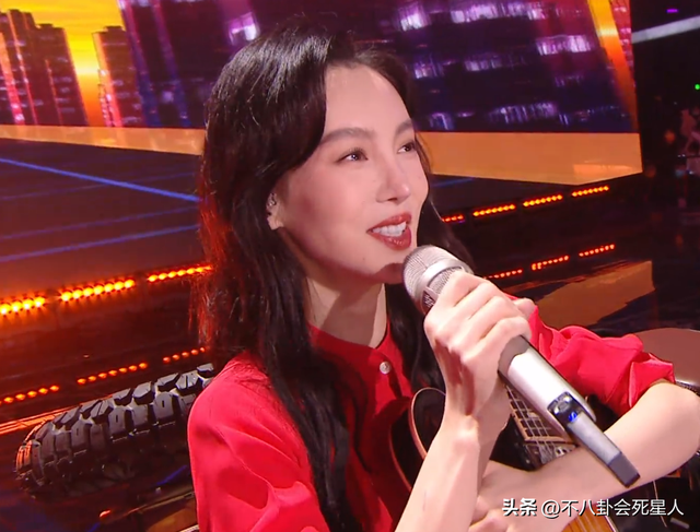 26位女星跨年斗艷：楊冪短裙裹貂，娜扎緊身亮片，個(gè)個(gè)出狠招