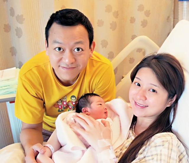 香港知名女星愛上空中瑜伽，大秀豐滿好身材，因裙子太透疑走光