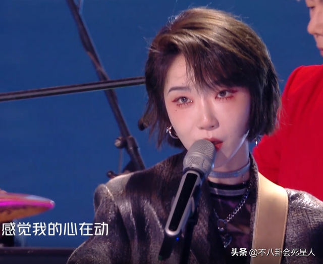 26位女星跨年斗艷：楊冪短裙裹貂，娜扎緊身亮片，個(gè)個(gè)出狠招