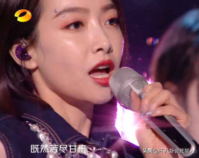 26位女星跨年斗艷：楊冪短裙裹貂，娜扎緊身亮片，個(gè)個(gè)出狠招