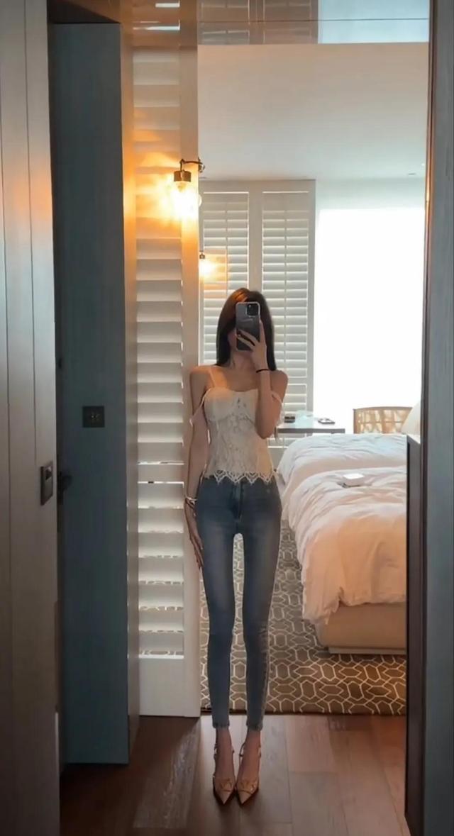 超漂亮美女穿搭緊身牛仔褲 身材完美展示