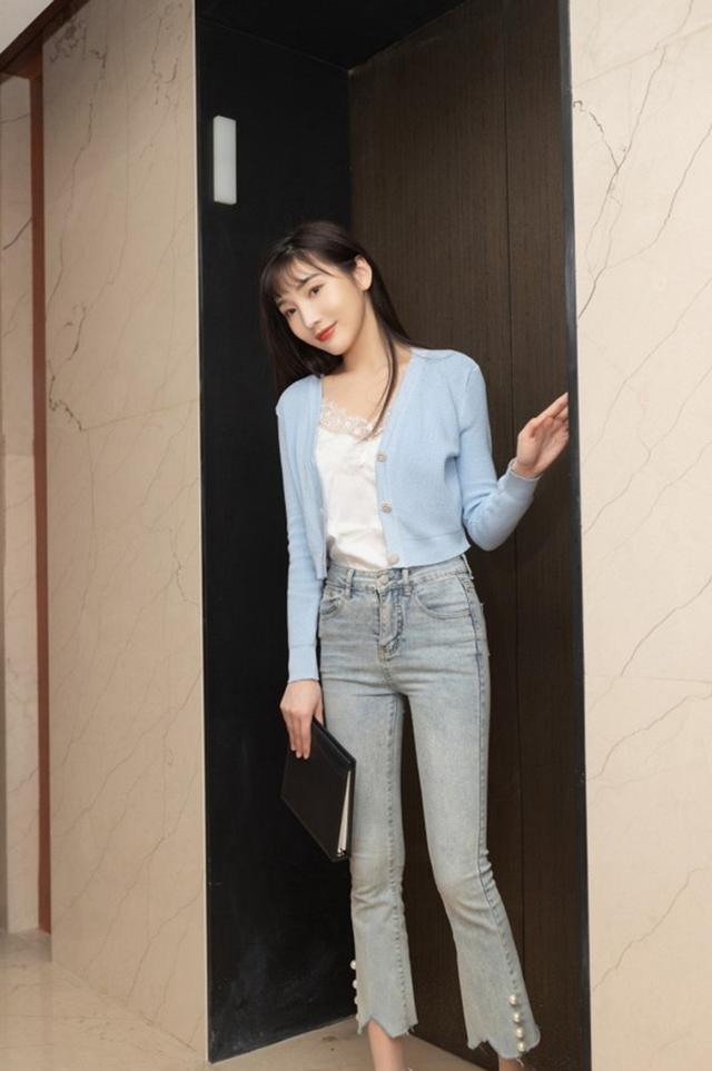 時尚性感的牛仔褲美女，簡單的牛仔褲讓美女穿出了高級的時尚感