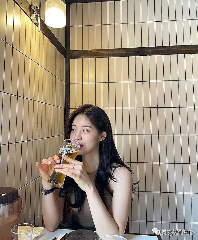 「ins美女」身材完美的大長腿美女模特寫真
